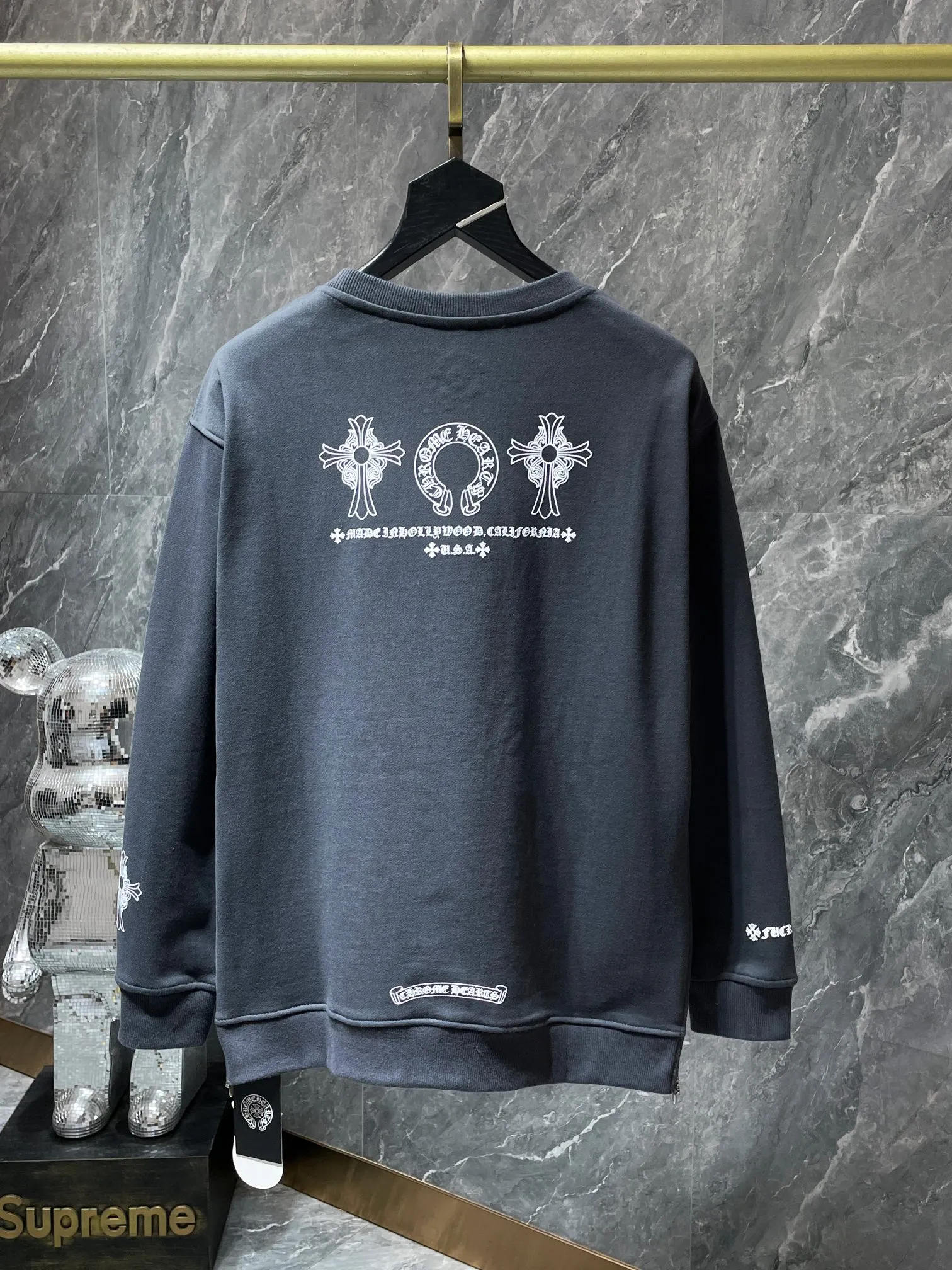 P230 Chrome Hearts Autumn and Winter 2025 simultaneous sale at counters❤️ Chrome Hearts Sanskrit horseshoe letter round neck sweatshirt Classic cross horseshoe foam print ➕ Customized zipper design on both sides Improved customized version 1:1 high weight fabric Recommended color: Specially customized cement dark gray Size: S, M, L, XL